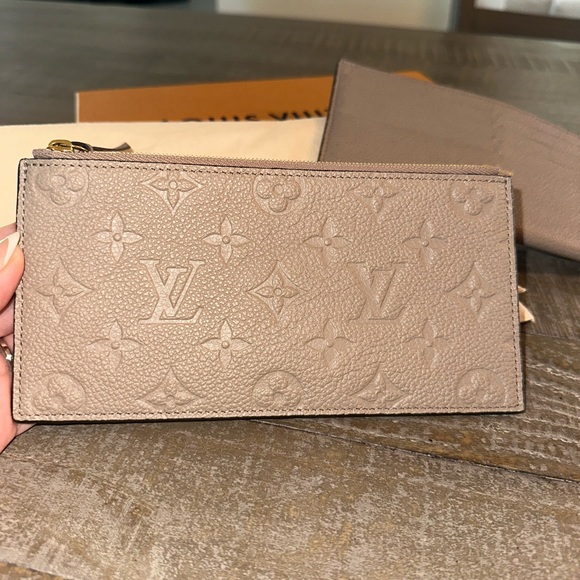 Louis Vuitton Tan Crossbody Bag with Embossed Monogram - Picture 5 of 9